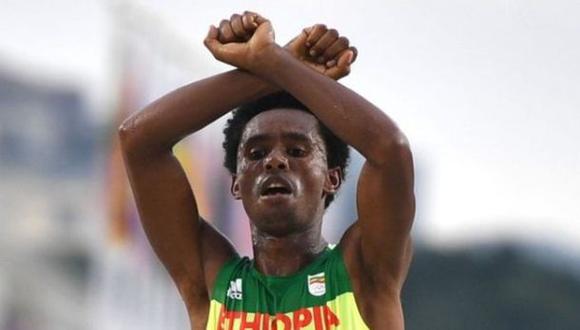 Río 2016: el drama del atleta etíope que ganó medalla de plata