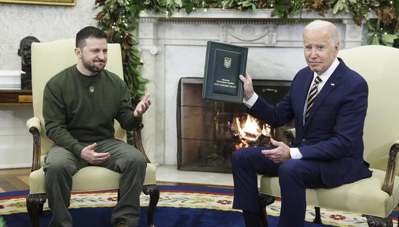 El presidente de los Estados Unidos, Joe Biden (D), sostiene una reunión bilateral con el presidente de Ucrania, Volodymyr Zelensky (I), en Washington DC, EE. UU., el 21 de diciembre de 2022. (Foto de EFE/EPA/Oliver Contreras /POOL)