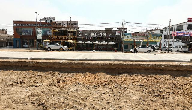 Este es el panorama en el distrito de Punta Hermosa. Autos, buses y mototaxis circulan por un estrecho camino de tierra. Según la comuna de Lima, las obras también incluirán ciclovías y áreas verdes. (Foto: Alessandro Currarino / El Comercio)