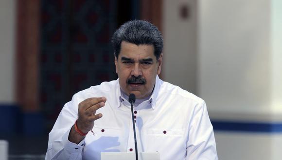 Imagen difundida por la Presidencia de Venezuela de Nicolás Maduro hablando durante un mensaje transmitido en el Palacio Presidencial de Miraflores en Caracas el 4 de abril de 2021. (Photo by JHONN ZERPA / Venezuelan Presidency / AFP)