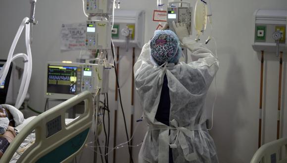 Un trabajador de la salud atiende a un paciente con covid-19 en el hospital del Instituto Mexicano del Seguro Social (IMSS) en la Ciudad de México. (Foto: ALFREDO ESTRELLA / AE / AFP)