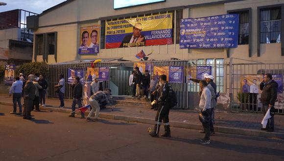 Gente se reúne frente al edificio donde el candidato presidencial ecuatoriano Fernando Villavicencio realizó un mitin después de los disparos en Quito, el 9 de agosto de 2023. (Foto de AFP)