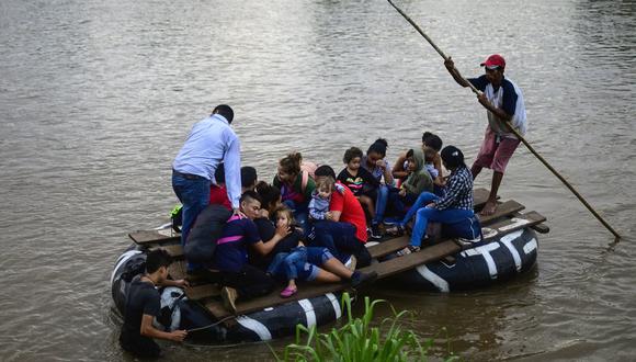 Los migrantes cruzan en una balsa improvisada el río Suchiate, desde Tecun Uman, en Guatemala, hasta Ciudad Hidalgo, México, en su camino a Estados Unidos. (AFP).