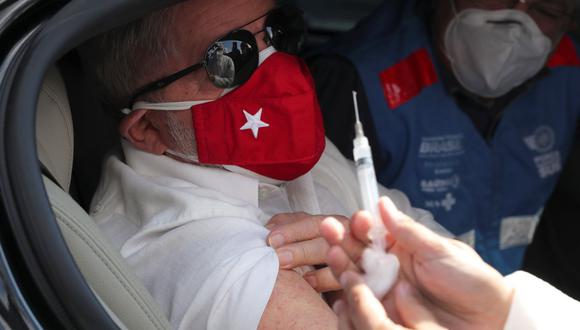 El expresidente Lula da Silva observa cómo una enfermera prepara la segunda dosis de la vacuna contra el coronavirus de Sinovac, en Sao Bernardo do Campo, cerca de Sao Paulo, Brasil, el 3 de abril de 2021. (REUTERS/Amanda Perobelli).