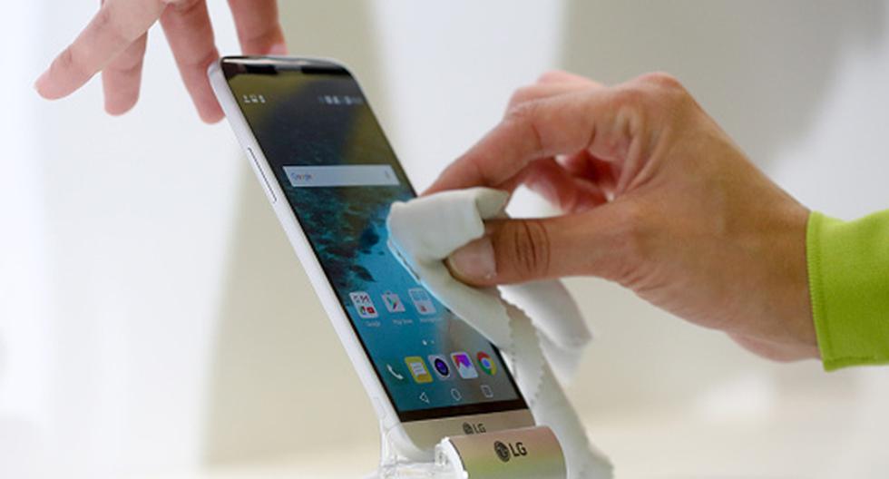 ¿LO ESTÁS HACIENDO BIEN? Limpiar incorrectamente la pantalla de tu smartphone puede traerte problemas en el futuro. (Foto: Getty Images)