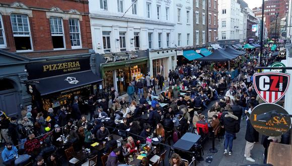 Coronavirus: La gente se sienta en mesas al aire libre para comer y beber en bares y restaurantes reabiertos en Londres, Reino Unido, el 16 de abril de 2021. (Foto de Niklas HALLE'N / AFP).