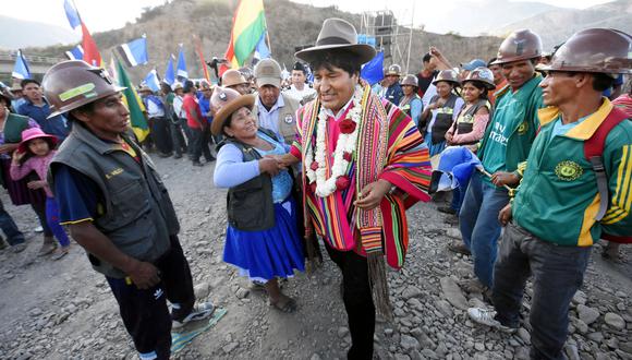 El corte de carreteras se convocó “para defender la democracia conquistada por nuestros abuelos y en contra del golpe de Estado de la oposición". El presidente Morales había denunciado temprano este domingo que estaba en curso un movimiento golpista a partir de esta semana. (Reuters)