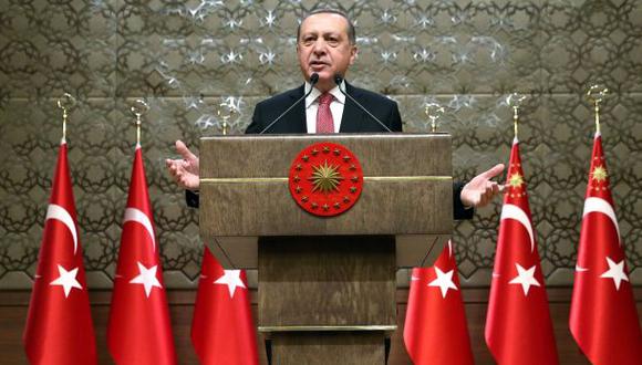 Parlamento turco aprueba nueva y polémica Constitución