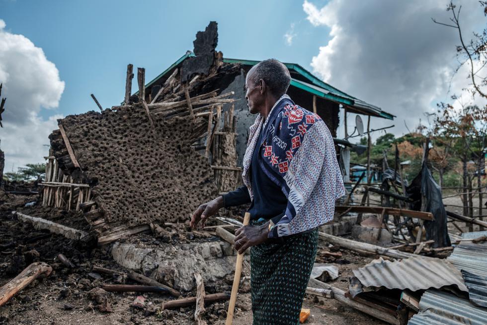Un hombre inspecciona su casa destruida en el pueblo de Bisober, en Etiopía. Miles de refugiados cruzaron las fronteras hacia Sudán en busca de seguridad. tras los intensos combates sostenidos entre rebeldes y fuerzas progubernamentales en el país. (Foto: Eduardo Soteras Jalil)