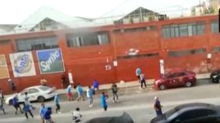 Cercado de Lima: barristas de Universitario y Cristal se enfrentaron y desataron pánico entre vecinos
