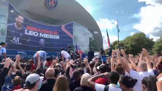 Los hinchas de Messi revolucionan París tras su presentación con el PSG