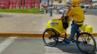 D’Onofrio alista los carritos de helados como parte de su plan de delivery