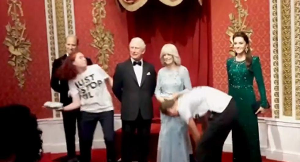 Activists throw cakes in the face of the wax figure of King Carlos III