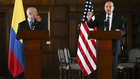 El Ministro de Relaciones Exteriores de Colombia, Álvaro Leyva, camina junto al Secretario de Seguridad Nacional de los Estados Unidos, Alejandro Mayorkas, después de una reunión en Bogotá, el 9 de diciembre de 2022. (Foto de Juan BARRETO / AFP)