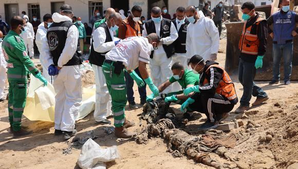 La defensa civil y forense palestina recupera cuerpos en los terrenos del hospital Al-Shifa, el hospital más grande de Gaza. (Foto de AFP)