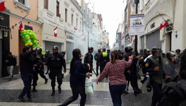 Los policías tuvieron que contener el avance de los manifestantes a zonas rígidas. (Juan Guillermo Lara)
