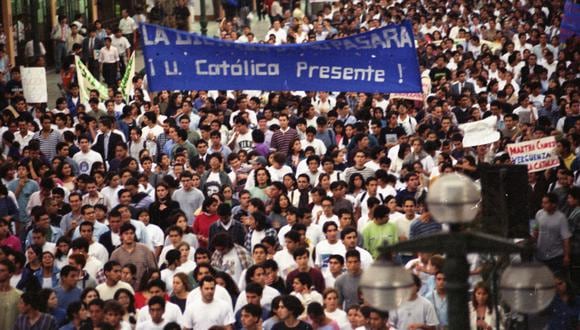 Fue la primera gran movilización que se vio en el gobierno de Fujimori y los jóvenes, a los que acusaban de conformistas y flojos, dieron el ejemplo. (Foto: Dante Piaggio / Archivo Histórico de El Comercio).