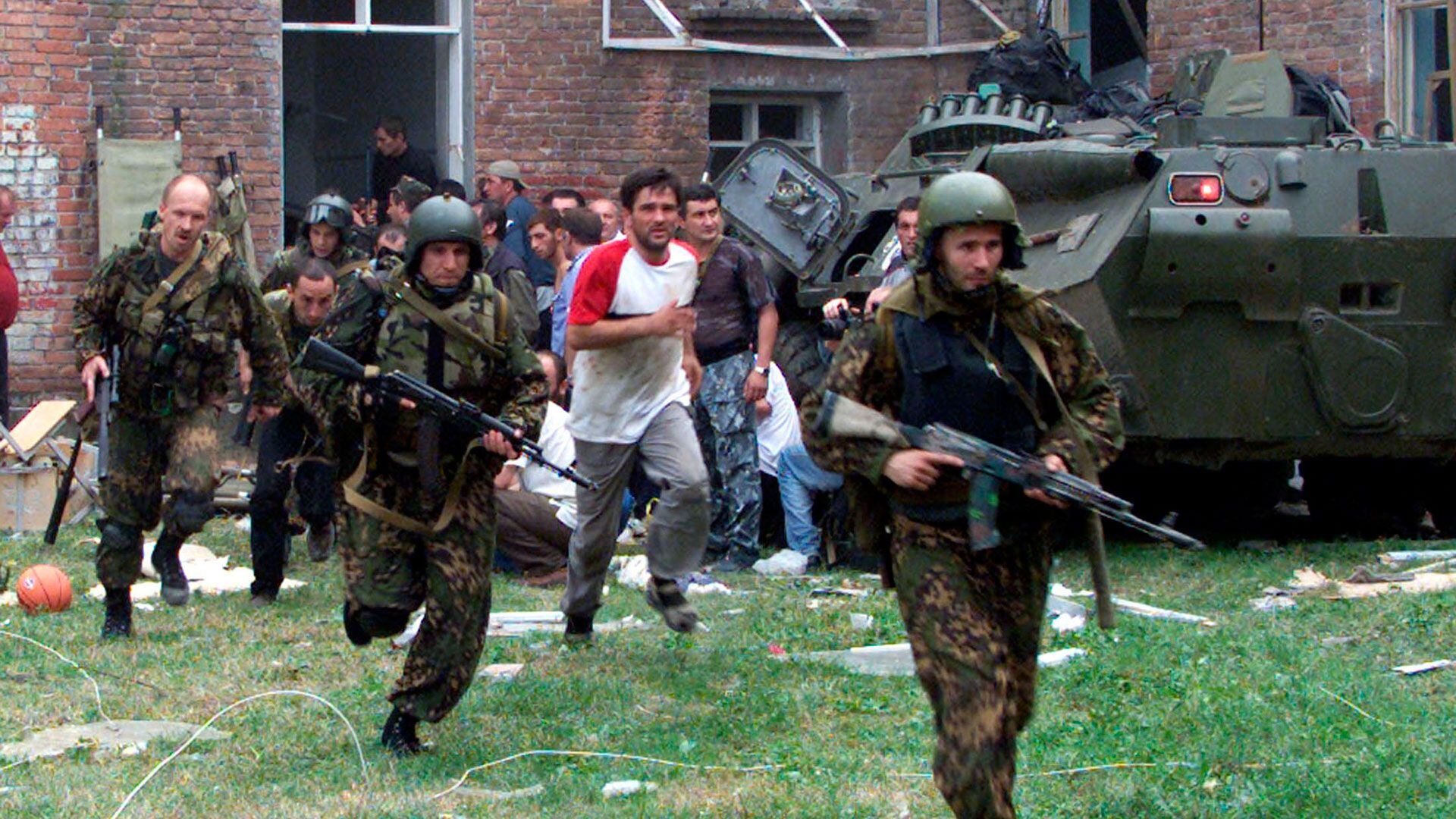 Los chechenos tomaron por rehenes a más de 1.200 personas; aunque las autoridades se empeñaron en cifrar el número de rehenes en 354. (Reuters)