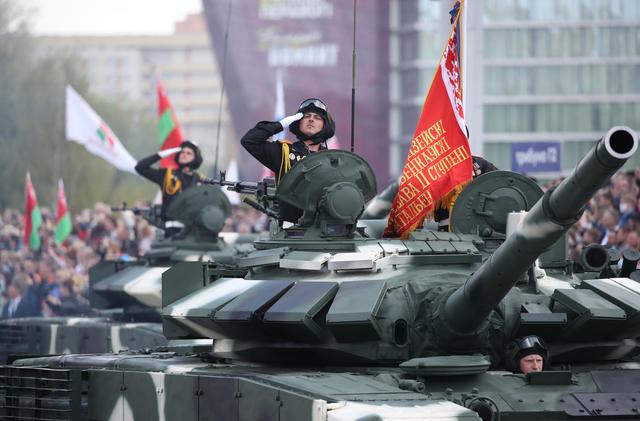 Los soldados saludan al público mientras se desplazan en sus tanques T-72 del ejército de Bielorrusia. (EFE / EPA / TATYANA ZENKOVICH).