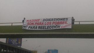 Pancartas en la Vía Expresa: "Nadine, donaciones no son para reelección"