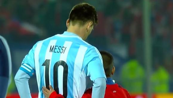 Niño consuela a Lionel Messi y luego se toma una selfie [VIDEO]