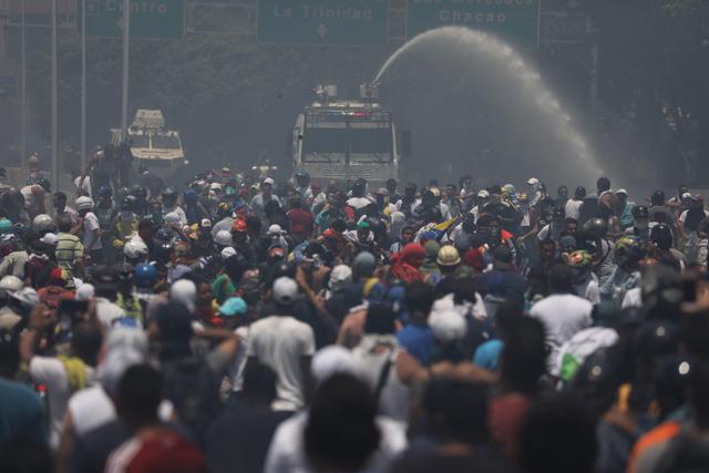 Desafiando al régimen de Nicolás Maduro, el líder opositor de Venezuela Juan Guaidó llamó el martes a los militares a buscar la salida del gobierno. Miles de opositores respondieron a su llamado. (EFE).