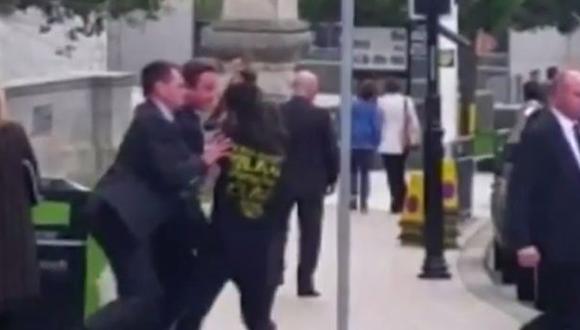 Detienen a hombre que se "abalanzó" sobre David Cameron [VIDEO]