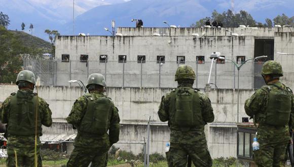 Soldados montan guardia frente a la prisión de Turi después de un motín mortal en Cuenca, Ecuador.