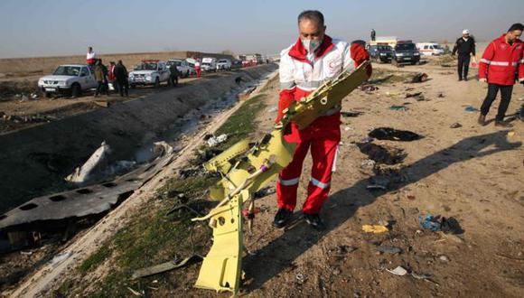 Equipos de emergencias trabajaron para recuperar los cadáveres de las víctimas de entre los restos del avión. (Foto: AFP, vía BBC Mundo).