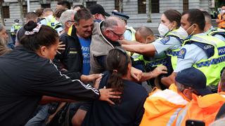 Nueva Zelanda: manifestantes antivacunas chocan con la policía cerca del Parlamento