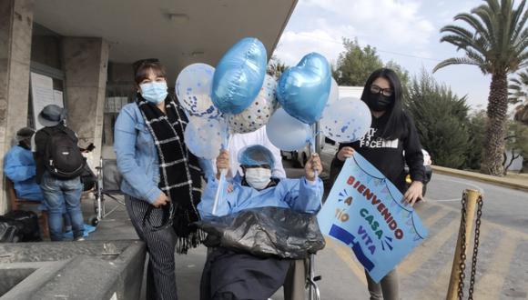 Arequipa: familiares del paciente llegaron con globos, flores y un cartel donde se leía “Bienvenido tío Vita”. (Foto: Hospital Regional Honorio Delgado)