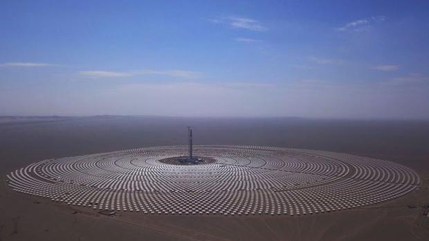 In the very desert of Gansu province, China already has several projects that seek to replace polluting energies.  (GETTY IMAGES)