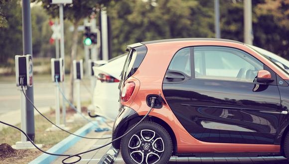 ¿Por qué los automóviles eléctricos aún no han sustituido por completo a los de gasolina? (Foto: Pixabay)