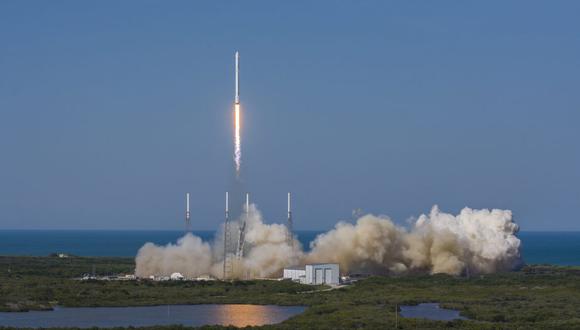 Cohete Falcon 9 es lanzado con Dragon. (Foto: EFE)