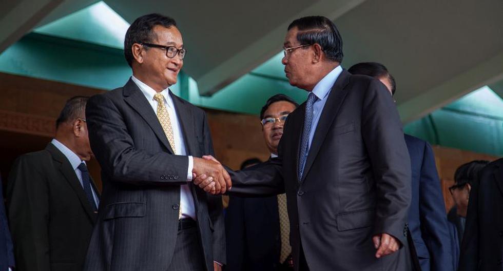 El primer ministro de Camboya, Hun Sen junto al l&iacute;der opositor, Sam Rainsy quien  denunci&oacute; que el partido de Hun Sen ha creado cuentas falsas para ganar seguidores. (Foto: Getty Images)