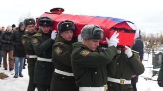 El duelo de los rusos que entierran a sus soldados caídos en Ucrania sin cuestionar las acciones de su gobierno