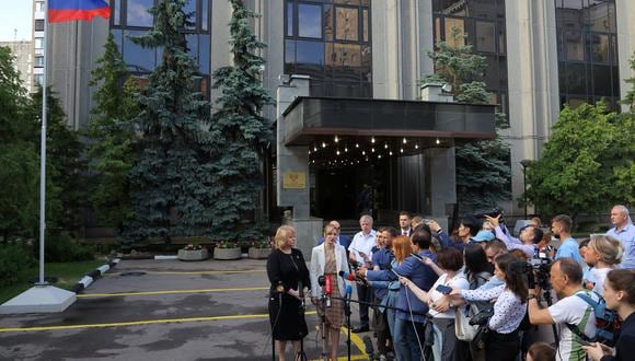 Olga Makeeva, embajadora de la República Popular de Donetsk (RPD) en Rusia, y Natalya Nikonorova, ministra de Relaciones Exteriores de la República Popular de Donetsk, hablan con los medios de comunicación frente a la embajada de la RPD en Moscú, Rusia, el 12 de julio de 2022. REUTERS/Evgenia Novozhenina