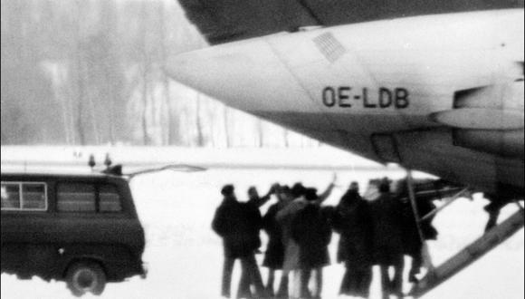 Fotografía tomada el 22 de diciembre de 1975 en el aeropuerto de Viena de un grupo que transportaba al alemán Hans-Joachim Klein antes de abandonar el aeropuerto en un DC-9 austriaco con unos 40 rehenes, entre ellos 11 ministros de la OPEP. (Foto de AFP)