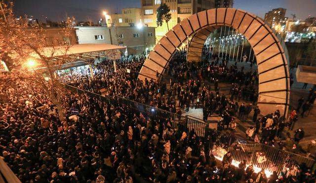 Estudiantes iraníes protestan en Teherán tras un homenaje a las víctimas del Boeing 737-800 de Ukraine International Airlines que fue derribado por un misil de Irán. (AFP / Atta KENARE).