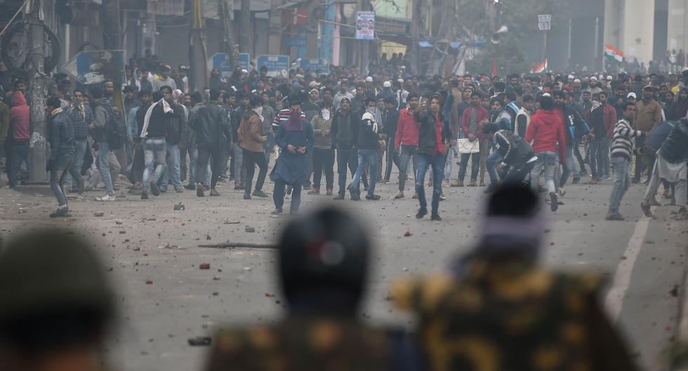 La policía se enfrenta a manifestantes reunidos para manifestarse contra la nueva ley de ciudadanía de la India en Nueva Delhi el pasado 17 de diciembre de 2019. (AFP)
