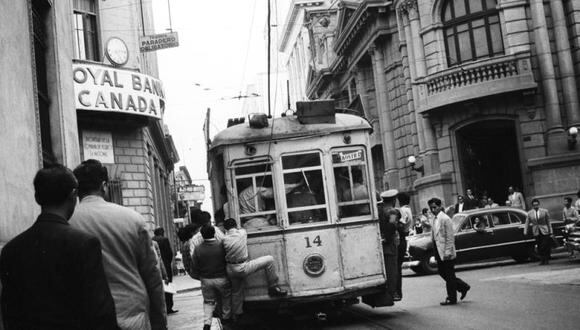Una imagen del viejo tranvía, con la histórica entrada a la sede central de El Comercio. (Archivo histórico)