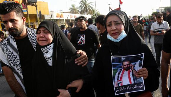 Los dolientes reaccionan mientras marchan durante una procesión funeraria del renombrado activista antigubernamental iraquí Ihab al-Wazni (Ehab al-Ouazni) en la ciudad santuario central de Karbala el 9 de mayo de 2021 después de su asesinato. (Foto: Mohammed SAWAF / AFP)