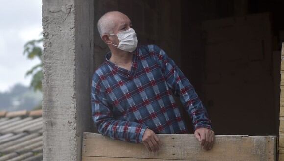 Un hombre espera recibir comida de soldados colombianos en un barrio pobre de Bogotá en medio del brote de coronavirus (COVID-19) (Foto: Raúl Arboleda / AFP)