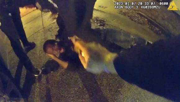 Esta imagen fija de un video de cámara corporal del Departamento de Policía de Memphis publicado por la ciudad de Memphis el 27 de enero de 2023 muestra a los agentes de policía golpeando a Tire Nichols, en Memphis, Tennessee. (Foto: Handout/City of Memphis/AFP)