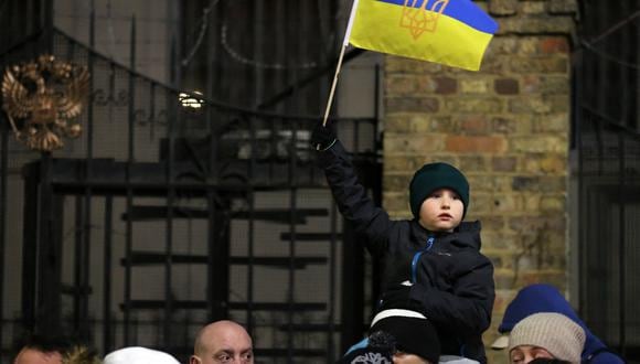 Foto de archivo | Un niño ondea una bandera ucraniana durante una vigilia frente a la embajada rusa para manifestarse contra la invasión rusa de Ucrania, el 24 de febrero de 2023, en el primer aniversario de la invasión. (Foto por ISABEL INFANTES / AFP)