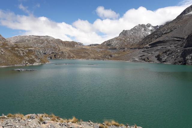 La Laguna Chuchun es la primera que te vas a encontrar en el camino. Es conocido por poseer la forma del mapa del Perú.