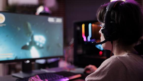Gamers se enfrentan a contenido extremista en los chats de videojuegos, según estudio.