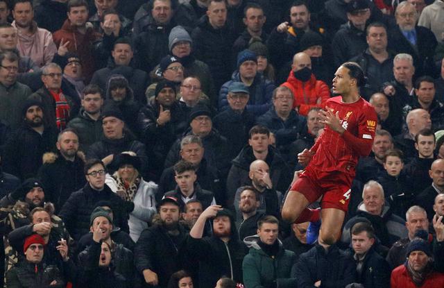 Estas son las mejores fotografías del gol de Van Dijk en el encuentro entre Liverpool y Manchester United. REUTERS/Phil Noble