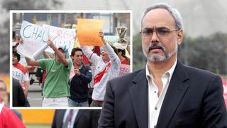 Hinchas exigen la renuncia de Manuel Burga a la FPF fuera de su casa