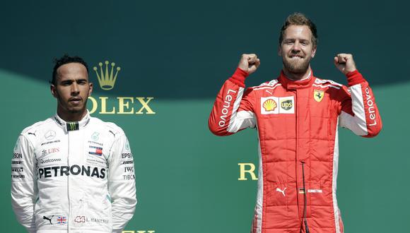 Vettel celebra su título en Silverstone al lado de un decepcionado Lewis Hamilton. (Foto: AP)